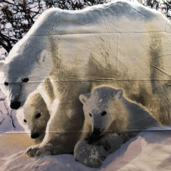 Fleece throw in scene of mama polar bear, 2 adorable cubs, lightweight but warm - Picture 5 of 9